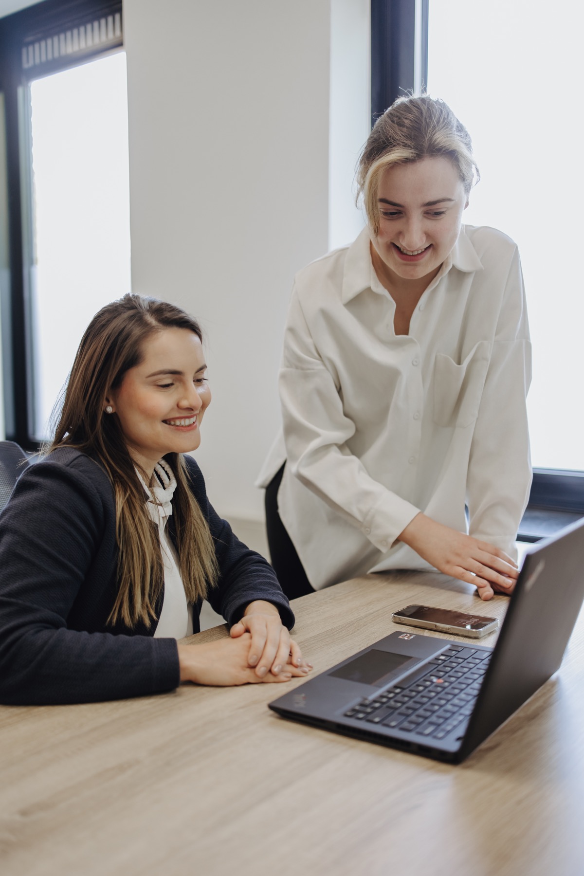 Recruitment specialist bekijkt een vacaturecampagne